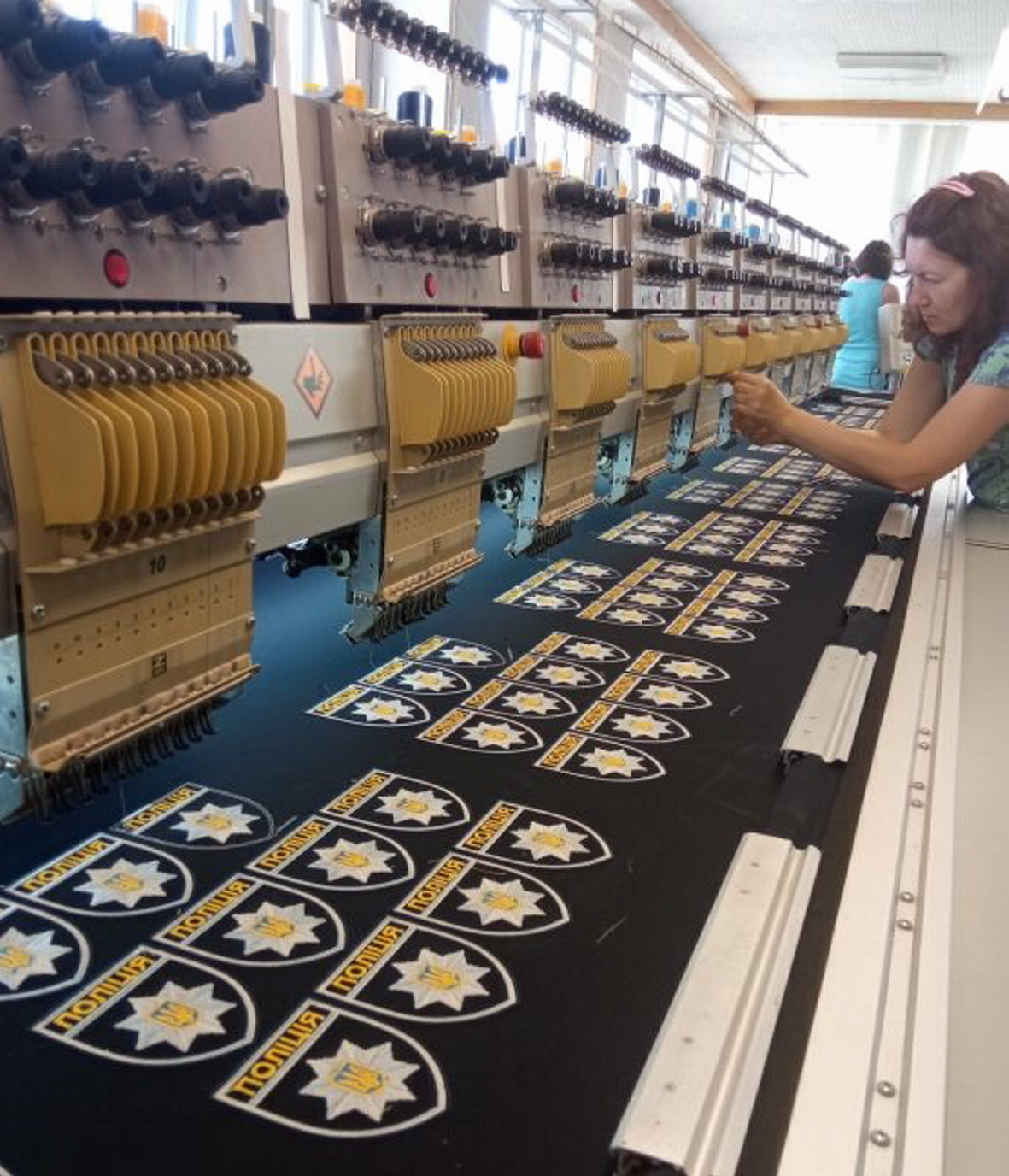 Херсонські швейники з 2014 року виготовляють нову форму Нацполіції. Фото з сайту procherk.info